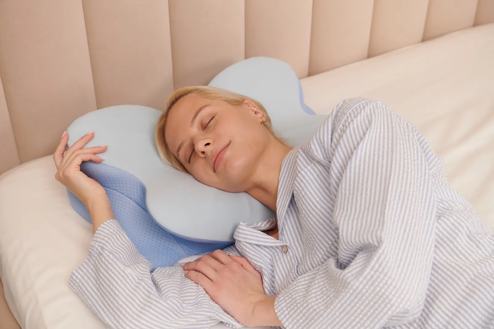 Person resting with an ergonomic contour pillow